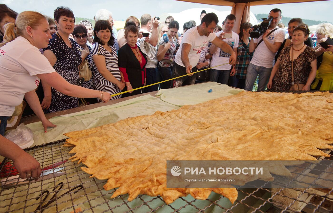 В Крыму испекли самый большой в мире чебурек