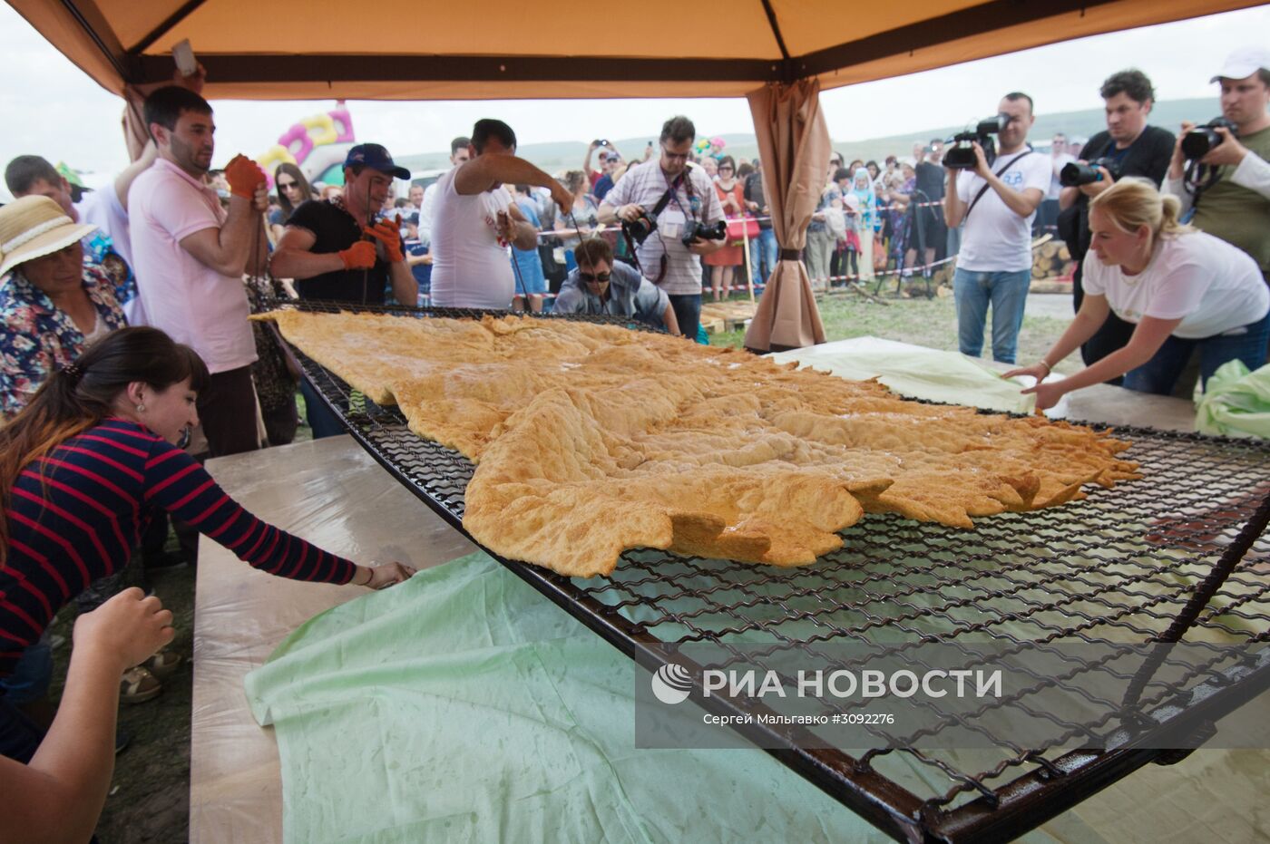 В Крыму испекли самый большой в мире чебурек