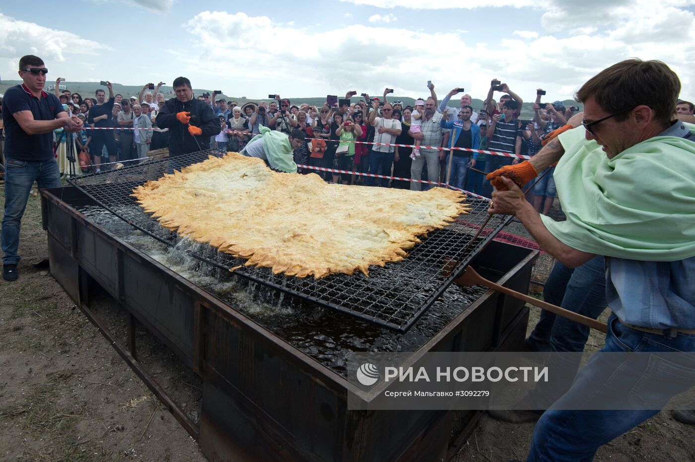 В Крыму испекли самый большой в мире чебурек