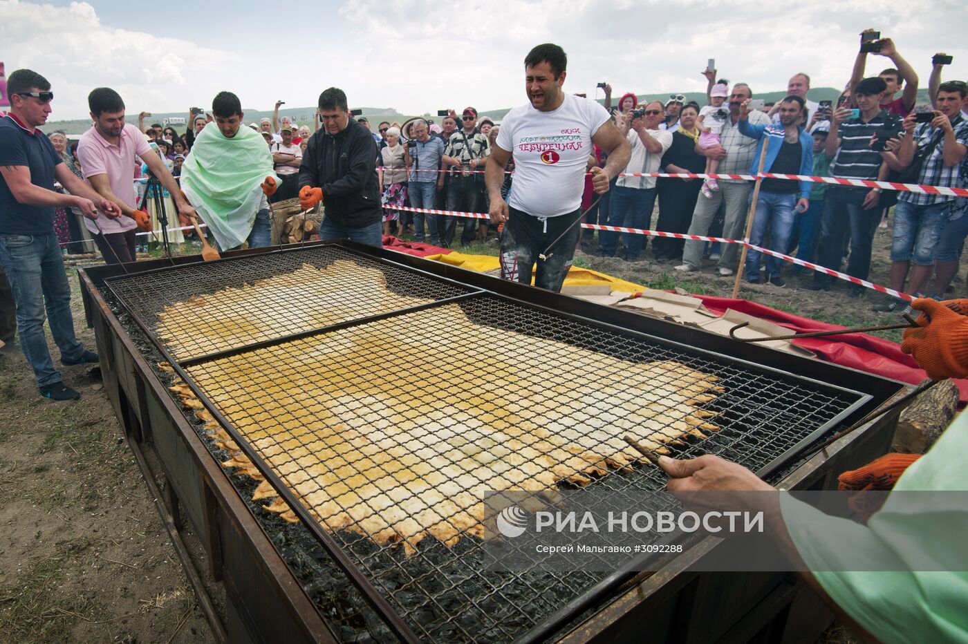 В Крыму испекли самый большой в мире чебурек