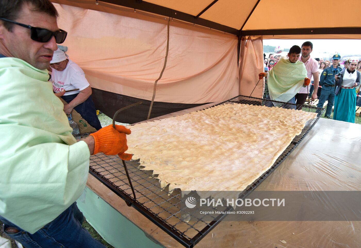 В Крыму испекли самый большой в мире чебурек