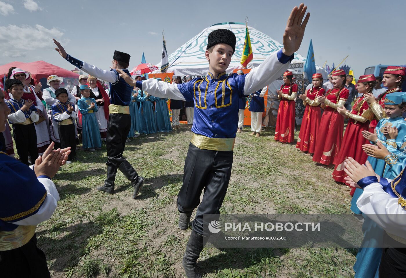 В Крыму испекли самый большой в мире чебурек