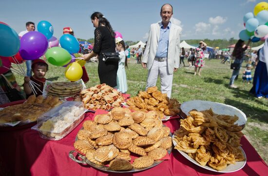 В Крыму испекли самый большой в мире чебурек