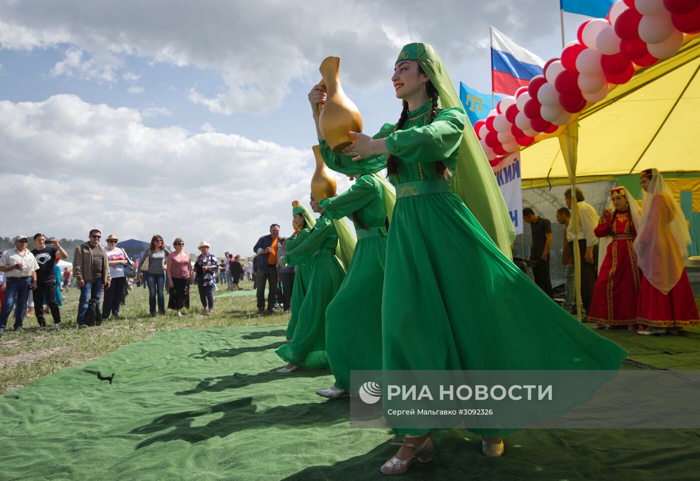 В Крыму испекли самый большой в мире чебурек