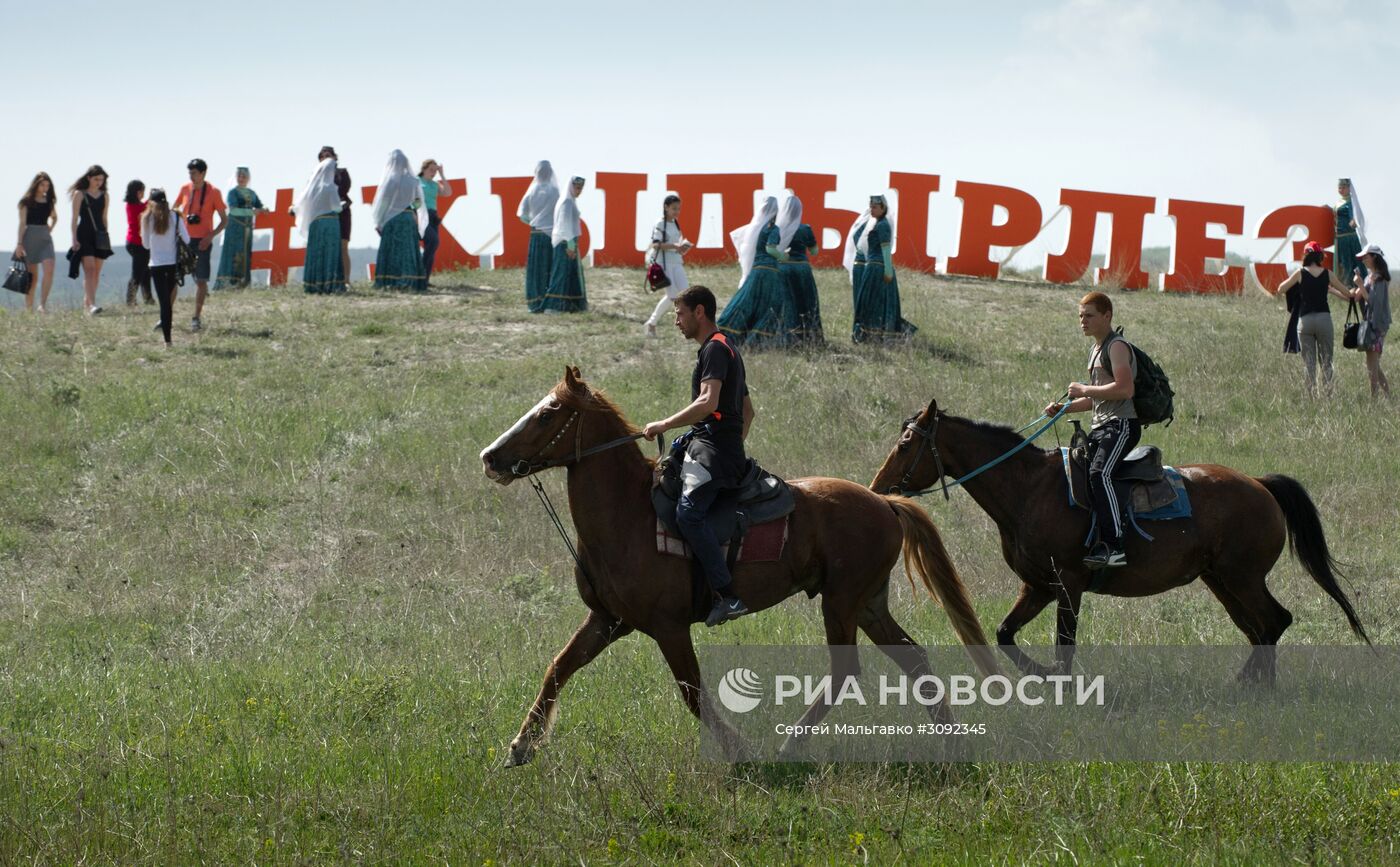 В Крыму испекли самый большой в мире чебурек