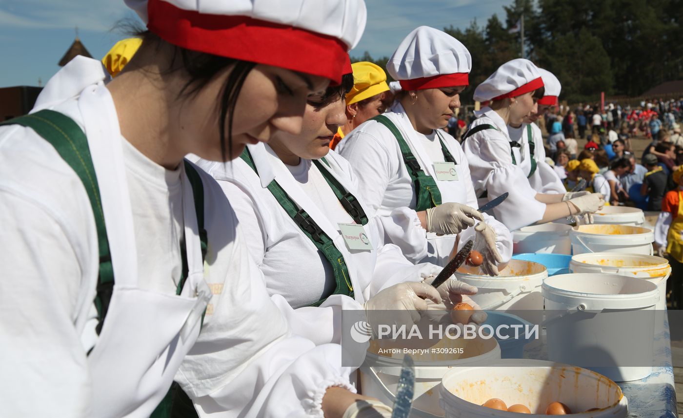 В Белгородской области приготовили самую большую яичницу в России