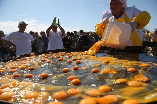 В Белгородской области приготовили самую большую яичницу в России