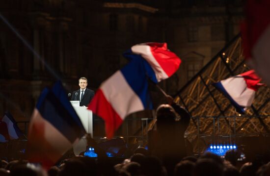 Эммануэль Макрон выступил с победной речью в Париже