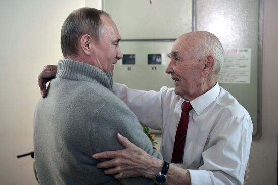 Президент РФ В. Путин побывал в гостях у бывшего представителя КГБ СССР