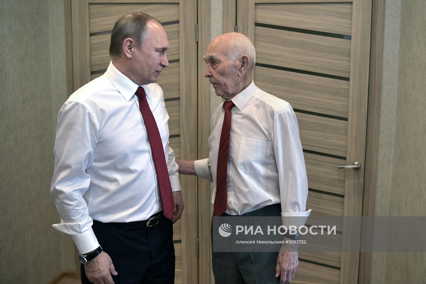 Президент РФ В. Путин побывал в гостях у бывшего представителя КГБ СССР
