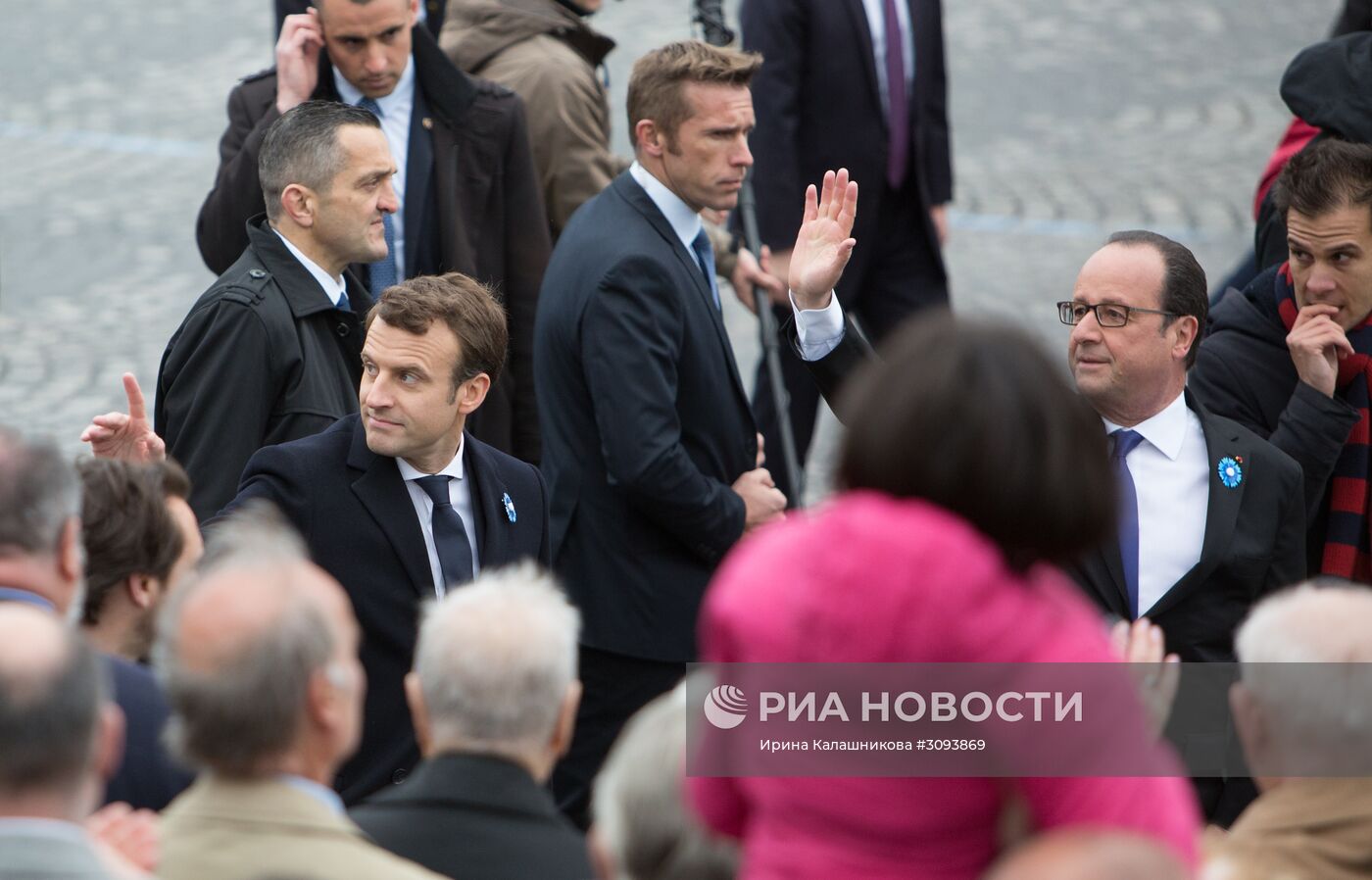 Президент Франции Ф. Олланд и избранный президент Франции Э. Макрон на церемонии празднования 72-ой годовщины Победы