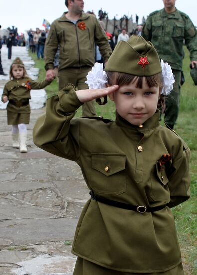 Акции памяти, посвященные Дню Победы, на Саур-Могиле в Донецкой области