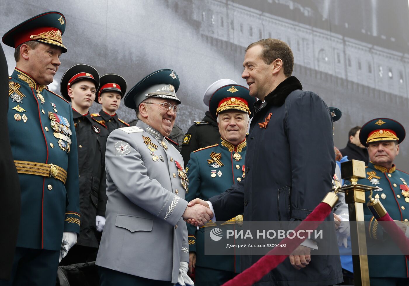 Президент РФ В.Путин и премьер-министр РФ Д.Медведев на военном параде в честь 72-й годовщины Победы в ВОВ