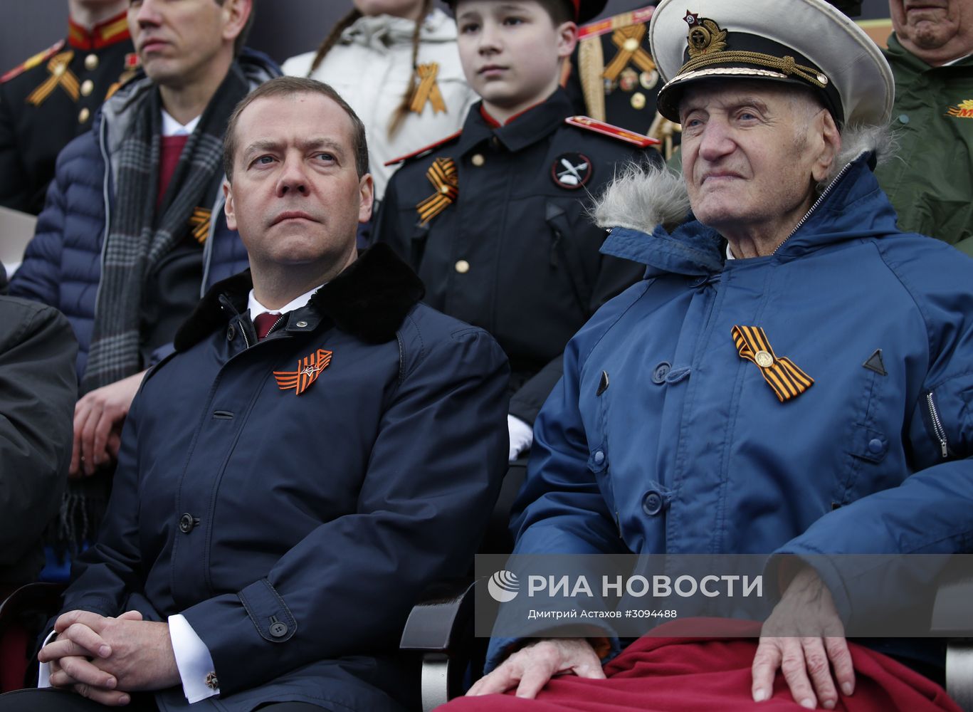 Президент РФ В.Путин и премьер-министр РФ Д.Медведев на военном параде в честь 72-й годовщины Победы в ВОВ