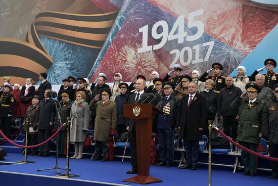 Президент РФ В.Путин и премьер-министр РФ Д.Медведев на военном параде в честь 72-й годовщины Победы в ВОВ