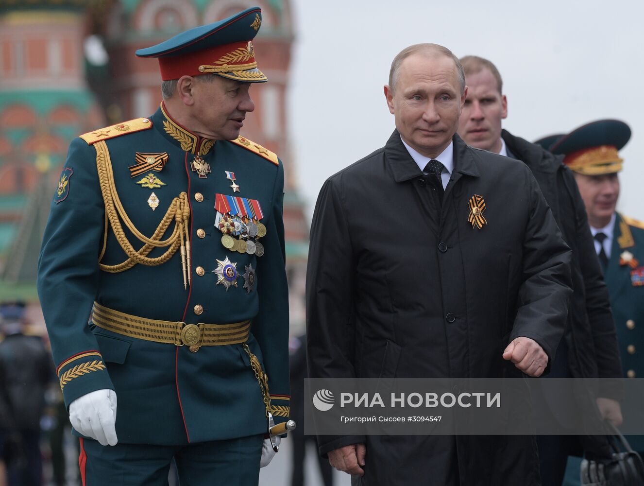 Президент РФ В.Путин и премьер-министр РФ Д.Медведев на военном параде в честь 72-й годовщины Победы в ВОВ