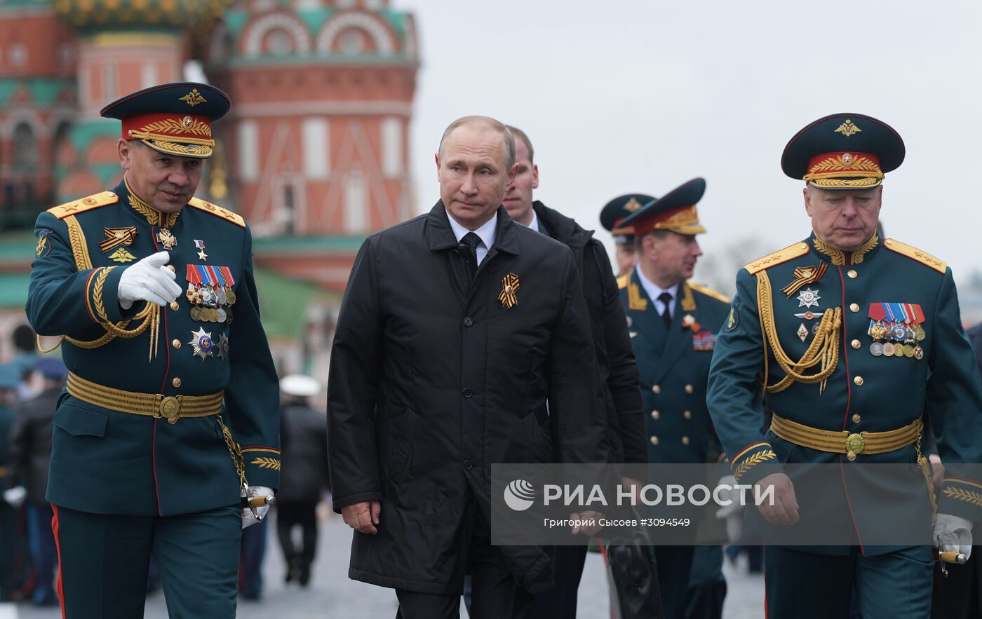 Президент РФ В.Путин и премьер-министр РФ Д.Медведев на военном параде в честь 72-й годовщины Победы в ВОВ