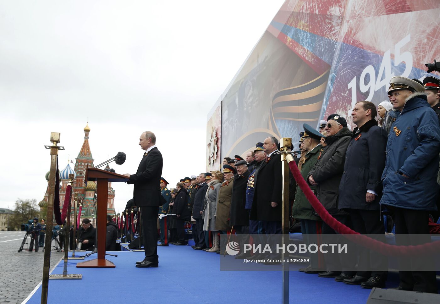 Президент РФ В.Путин и премьер-министр РФ Д.Медведев на военном параде в честь 72-й годовщины Победы в ВОВ