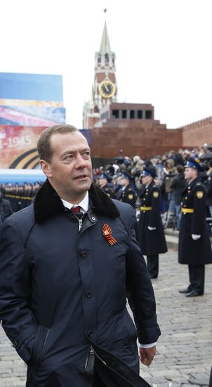 Президент РФ В.Путин и премьер-министр РФ Д.Медведев на военном параде в честь 72-й годовщины Победы в ВОВ