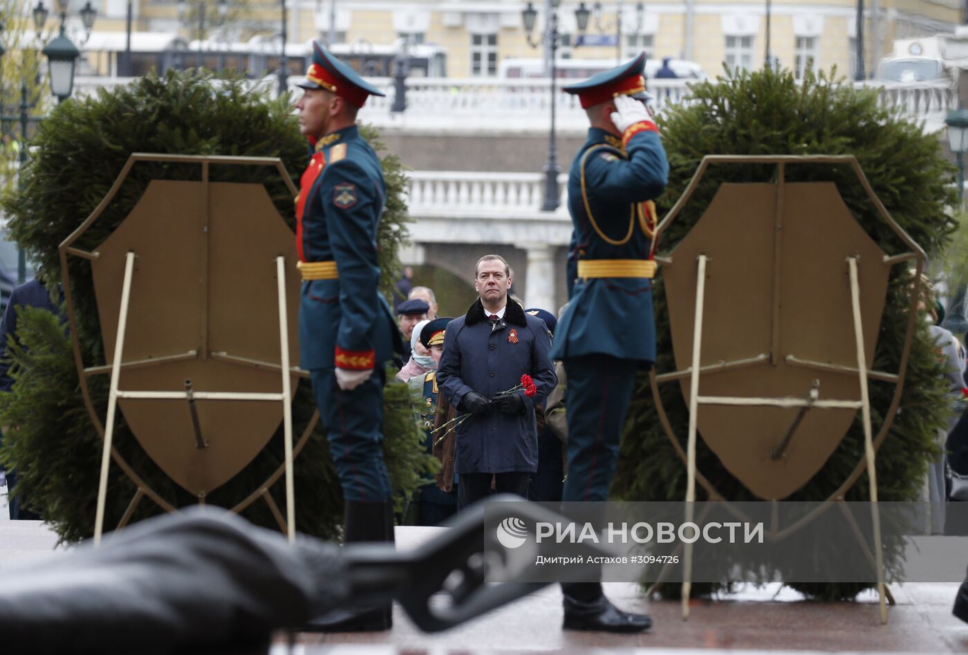 Президент РФ В. Путин и премьер-министр РФ Д. Медведев на церемонии возложения цветов к Могиле Неизвестного солдата