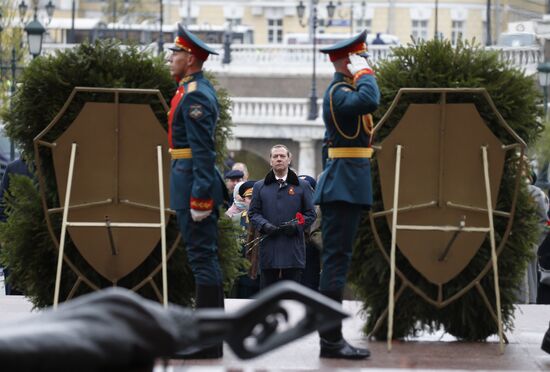 Президент РФ В. Путин и премьер-министр РФ Д. Медведев на церемонии возложения цветов к Могиле Неизвестного солдата