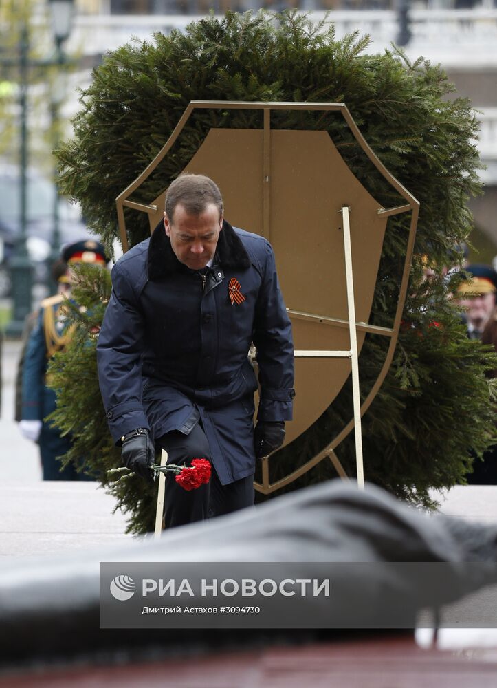 Президент РФ В. Путин и премьер-министр РФ Д. Медведев на церемонии возложения цветов к Могиле Неизвестного солдата