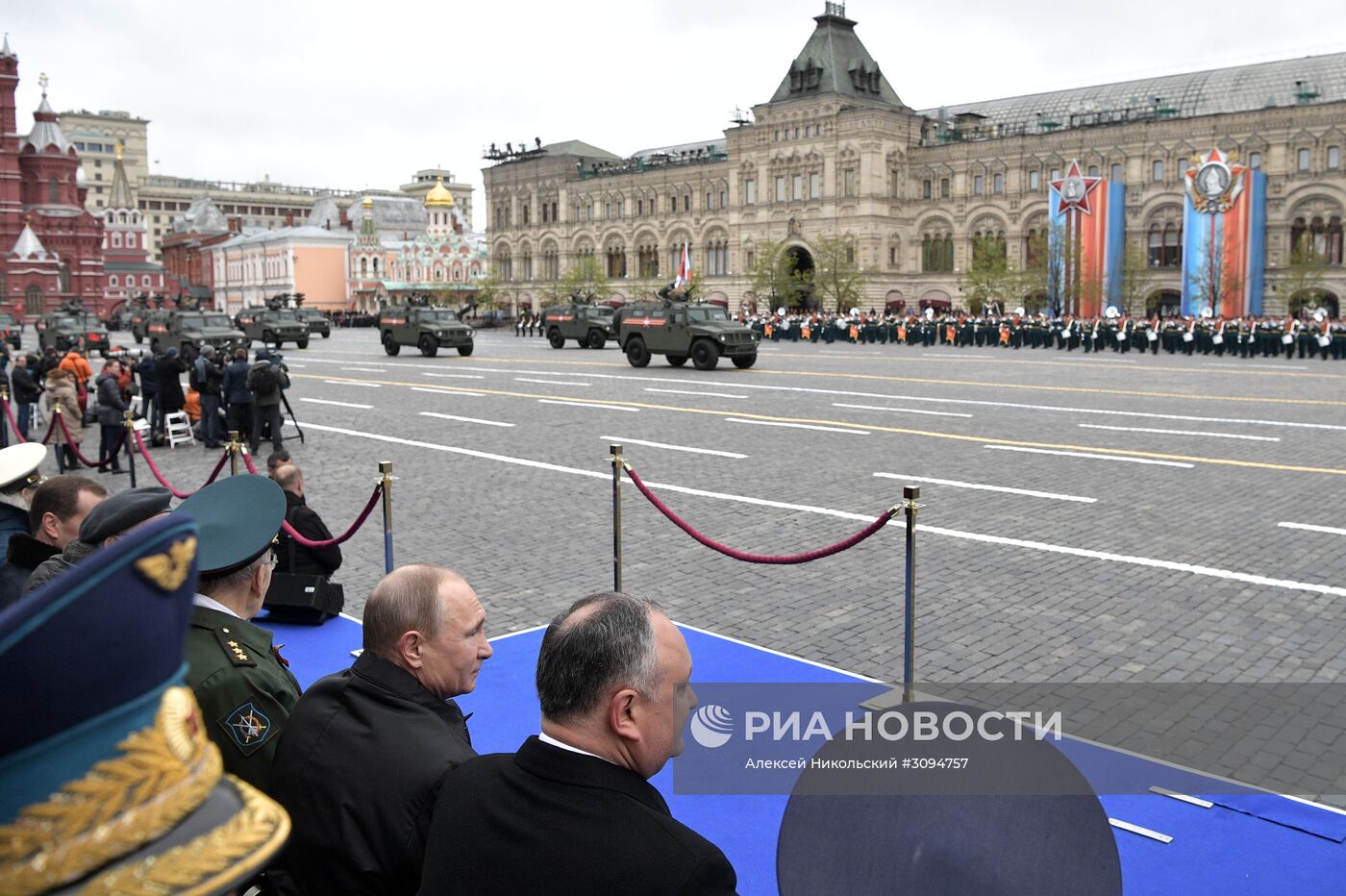 Президент РФ В.Путин и премьер-министр РФ Д.Медведев на военном параде в честь 72-й годовщины Победы в ВОВ