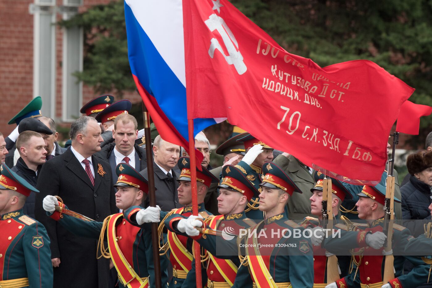 Президент РФ В. Путин и премьер-министр РФ Д. Медведев на церемонии возложения цветов к Могиле Неизвестного солдата