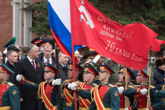 Президент РФ В. Путин и премьер-министр РФ Д. Медведев на церемонии возложения цветов к Могиле Неизвестного солдата