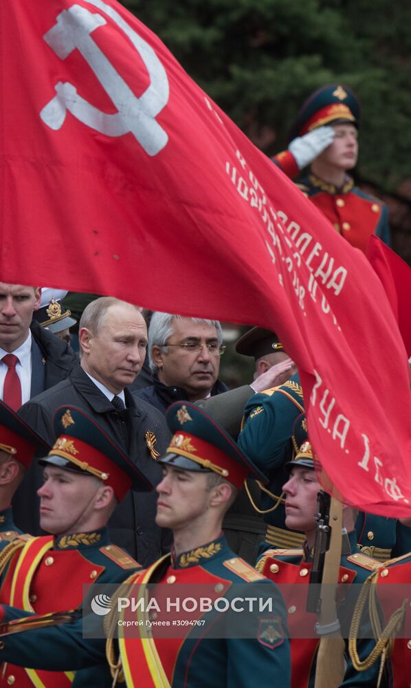 Президент РФ В. Путин и премьер-министр РФ Д. Медведев на церемонии возложения цветов к Могиле Неизвестного солдата