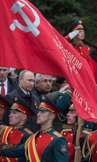 Президент РФ В. Путин и премьер-министр РФ Д. Медведев на церемонии возложения цветов к Могиле Неизвестного солдата