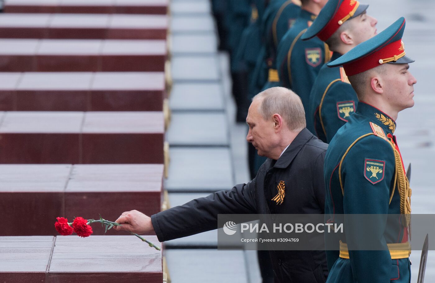 Президент РФ В. Путин и премьер-министр РФ Д. Медведев на церемонии возложения цветов к Могиле Неизвестного солдата