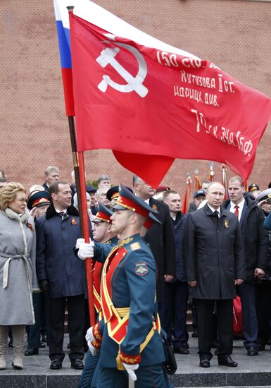 Президент РФ В. Путин и премьер-министр РФ Д. Медведев на церемонии возложения цветов к Могиле Неизвестного солдата