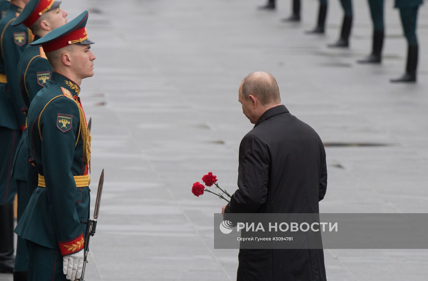 Президент РФ В. Путин и премьер-министр РФ Д. Медведев на церемонии возложения цветов к Могиле Неизвестного солдата