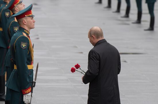 Президент РФ В. Путин и премьер-министр РФ Д. Медведев на церемонии возложения цветов к Могиле Неизвестного солдата