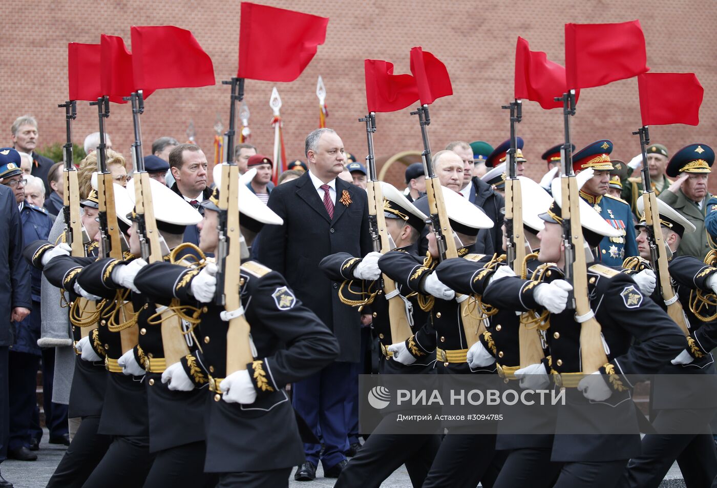 Президент РФ В. Путин и премьер-министр РФ Д. Медведев на церемонии возложения цветов к Могиле Неизвестного солдата