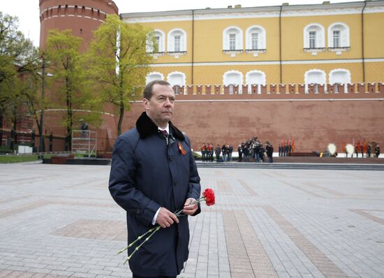 Президент РФ В. Путин и премьер-министр РФ Д. Медведев на церемонии возложения цветов к Могиле Неизвестного солдата