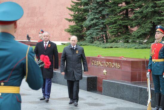 Президент РФ В. Путин и премьер-министр РФ Д. Медведев на церемонии возложения цветов к Могиле Неизвестного солдата