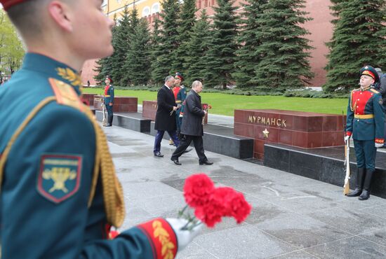 Президент РФ В. Путин и премьер-министр РФ Д. Медведев на церемонии возложения цветов к Могиле Неизвестного солдата