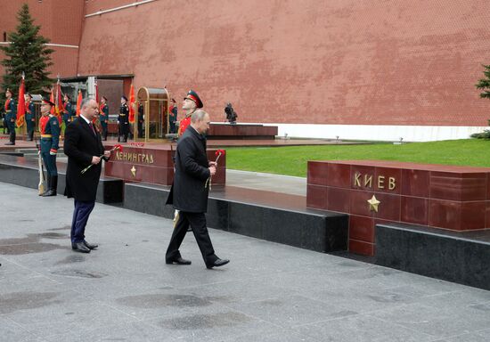 Президент РФ В. Путин и премьер-министр РФ Д. Медведев на церемонии возложения цветов к Могиле Неизвестного солдата