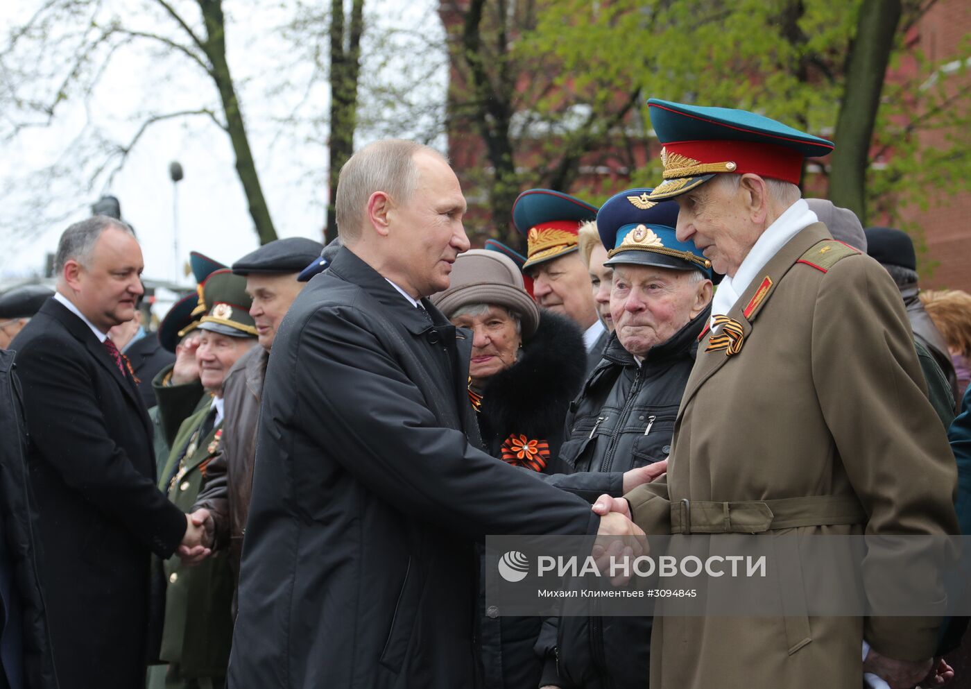 Президент РФ В. Путин и премьер-министр РФ Д. Медведев на церемонии возложения цветов к Могиле Неизвестного солдата