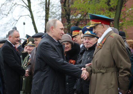 Президент РФ В. Путин и премьер-министр РФ Д. Медведев на церемонии возложения цветов к Могиле Неизвестного солдата