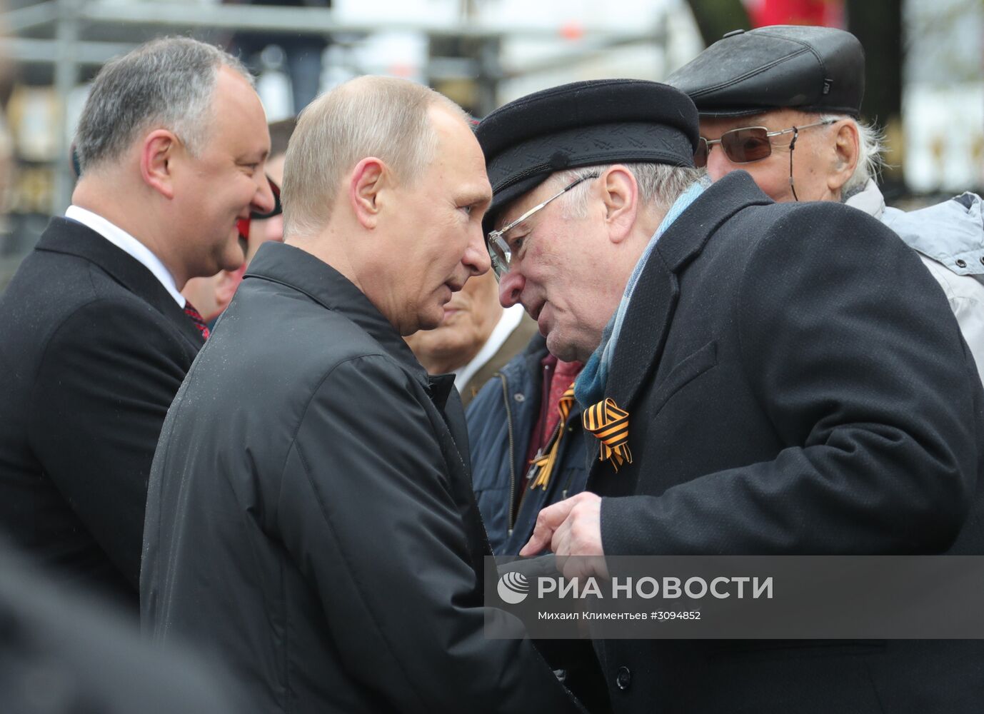 Президент РФ В. Путин и премьер-министр РФ Д. Медведев на церемонии возложения цветов к Могиле Неизвестного солдата