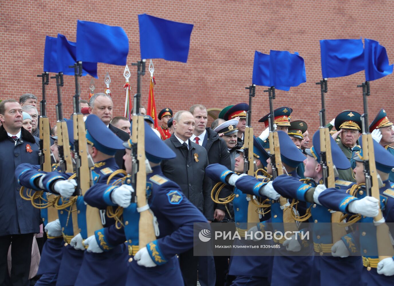 Президент РФ В. Путин и премьер-министр РФ Д. Медведев на церемонии возложения цветов к Могиле Неизвестного солдата