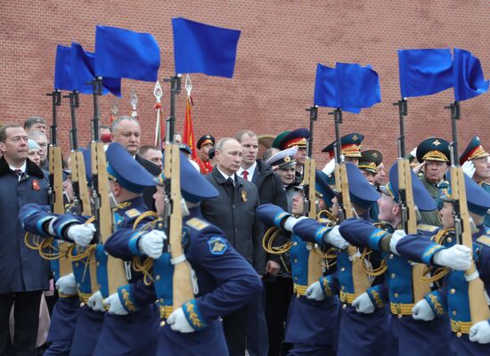 Президент РФ В. Путин и премьер-министр РФ Д. Медведев на церемонии возложения цветов к Могиле Неизвестного солдата