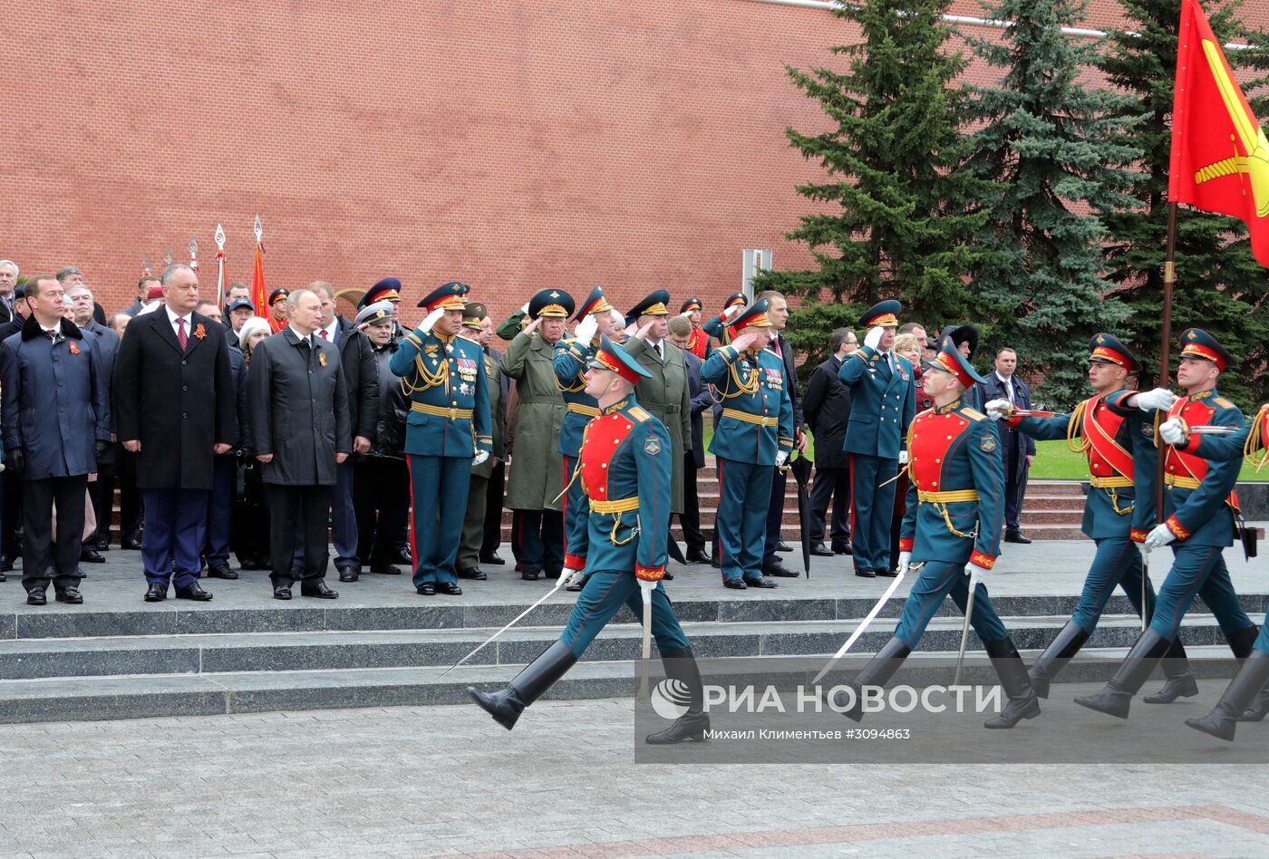 Президент РФ В. Путин и премьер-министр РФ Д. Медведев на церемонии возложения цветов к Могиле Неизвестного солдата