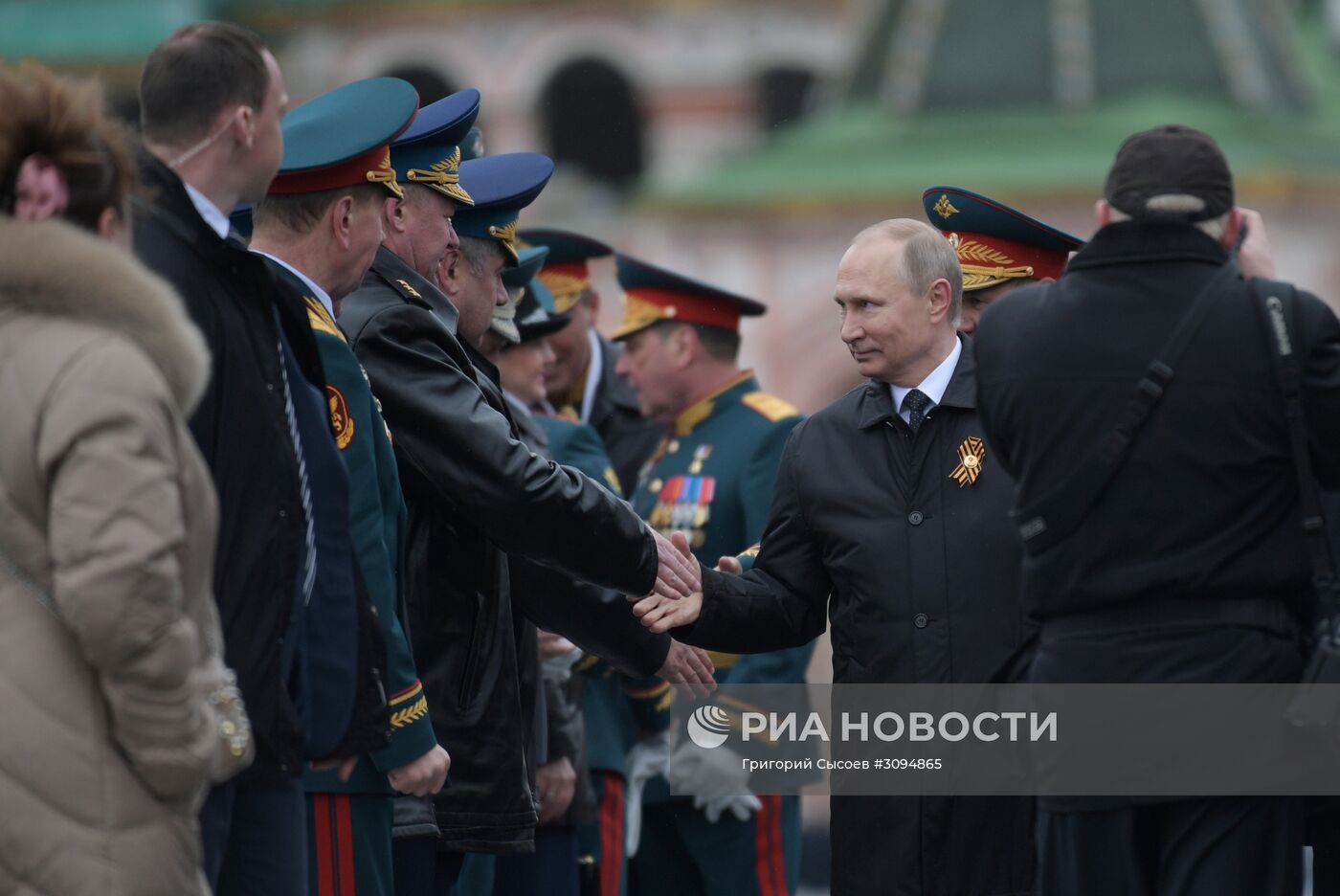 Президент РФ В.Путин и премьер-министр РФ Д.Медведев на военном параде в честь 72-й годовщины Победы в ВОВ