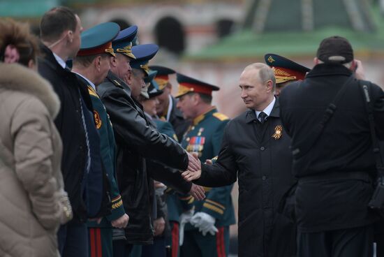 Президент РФ В.Путин и премьер-министр РФ Д.Медведев на военном параде в честь 72-й годовщины Победы в ВОВ