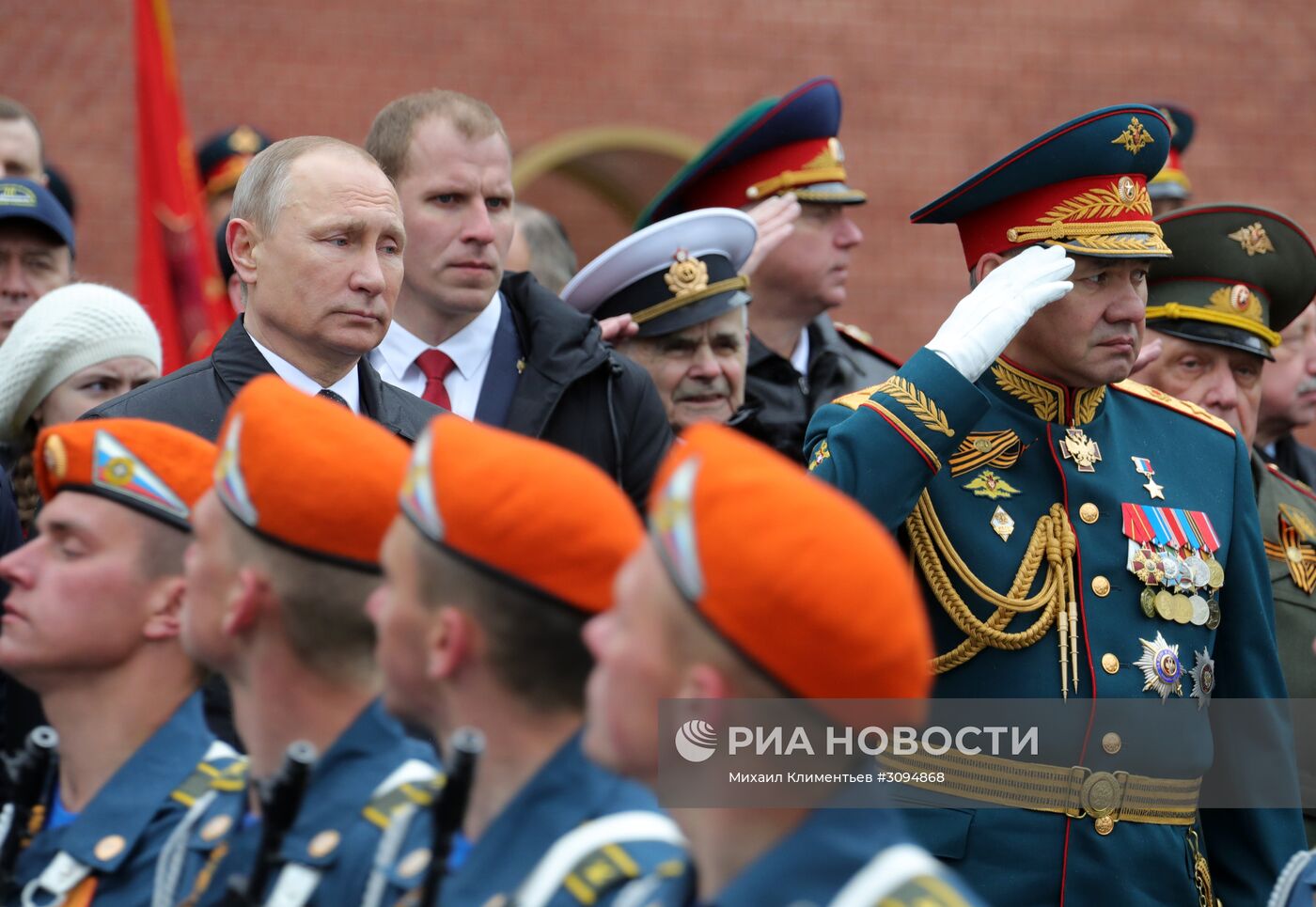 Президент РФ В. Путин и премьер-министр РФ Д. Медведев на церемонии возложения цветов к Могиле Неизвестного солдата