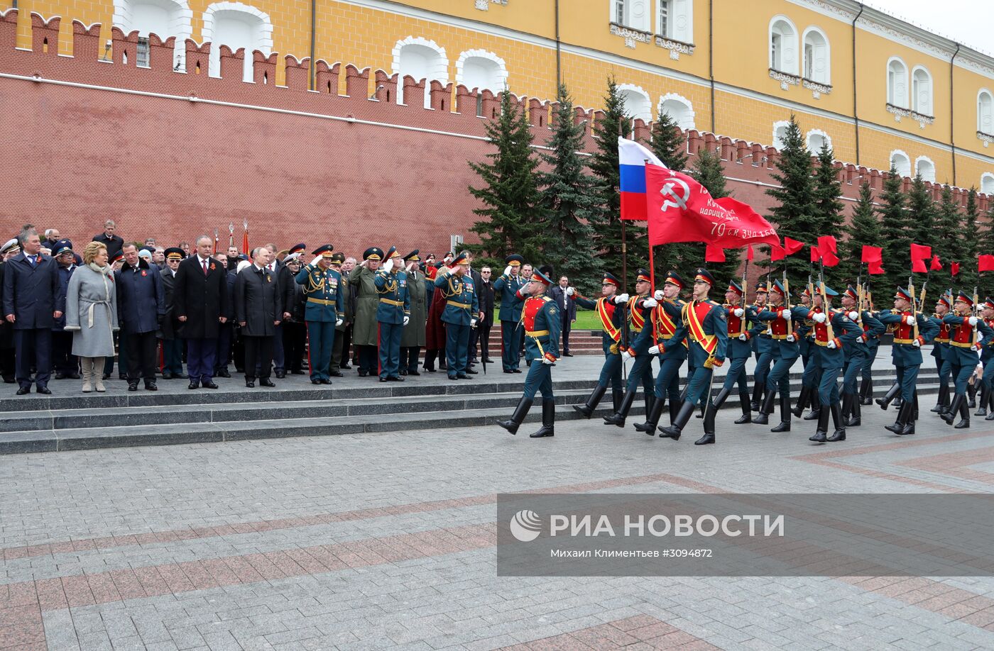 Президент РФ В. Путин и премьер-министр РФ Д. Медведев на церемонии возложения цветов к Могиле Неизвестного солдата